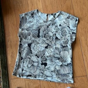 Beautiful top. Worn once